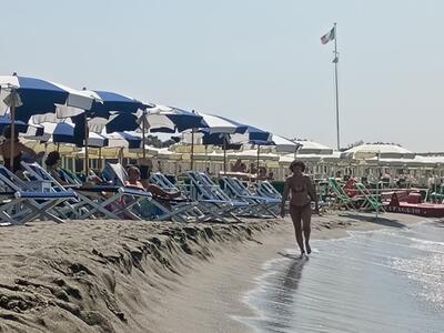 Allerta erosione. La costa apuoversiliese è in grande sofferenza, con effetti sino a Marina di Pietrasanta a Fiumetto. I Paladini Apuoversiliesi con i balneari hanno  avviato un esercizio di citizen science con l’Università di Pisa