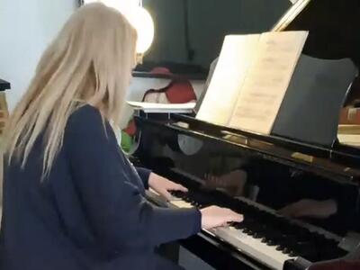 "Frequenze d'amore": a Viareggio il 14 febbraio un'esperienza multisensoriale tra yoga e piano dal vivo