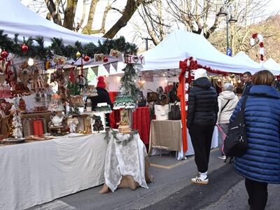A Pietrasanta l'eleganza dell'arte “abbraccia” il calore delle feste