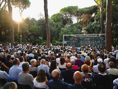 Al Caffè della Versiliana Nicola Santini e Concita Borrelli parlano di "istruzione" e "distruzione", giovedì 23 luglio