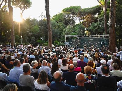 Politica a confronto: al Caffè della Versiliana dialogo sul futuro del Paese, giovedì 6 agosto