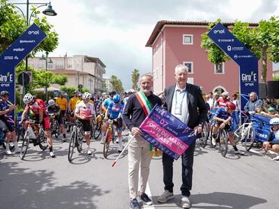 Forte dei Marmi accoglie il Giro-E Enel: successo di pubblico, sport e partecipazione per la tappa della mobilità sostenibile del Giro d'Italia