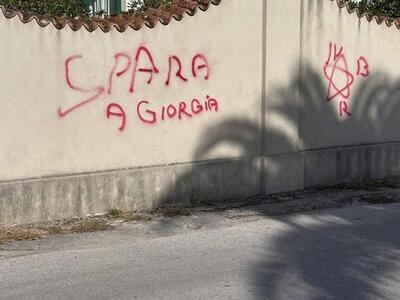 &quot;Spara a Giorgia&quot; e il simbolo delle Brigate Rosse sul lungmare di Marina di Pietrasanta: linguaggio di odio di  certa sinistra secondo l&#039;onorevole Donzelli