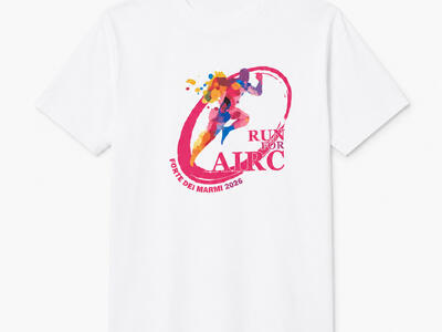 “Run for AIRC” Forte dei Marmi 2026: Giorgio Armani firma le magliette ufficiali della nona edizione