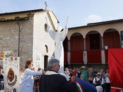 Il San Francesco è tornato in Piazza Diaz: Camaiore riaccoglie "Il Cantico del Sole" di Arturo Tomagnini dopo il restauro