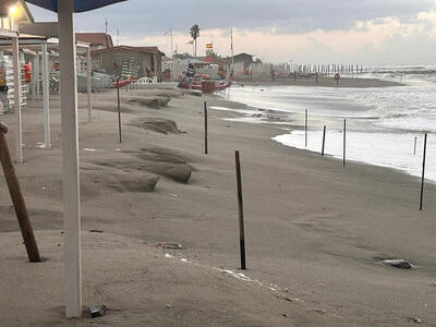 L’allarme dei Paladini Apuoversiliesi: “La costa massese è la più vulnerabile della Toscana e fra le più esposte d’Italia. Riflessi negativi in Versilia, ci sono anche i dati aggiornati di Amis, il progetto transfrontaliero