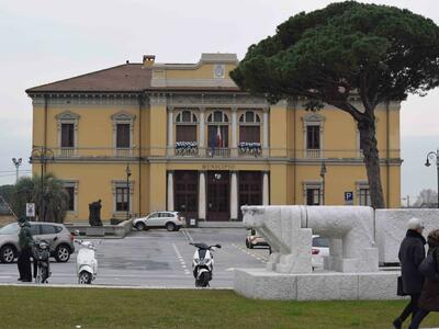 Pietrasanta, il Pd all’attacco del sindaco: “Fa opposizione alla minoranza, solidarietà a Irene Tarabella”
