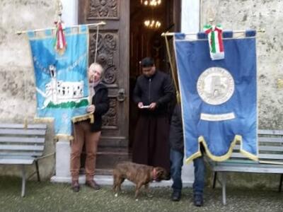 Lapide in ricordo dei tre parroci  versiliesi che nel 1944 disobbedirono alle leggi razziali per aiutare famiglie ebree: lo storico Giuseppe Vezzoni ricorda l'impegno a completarne l'installazione