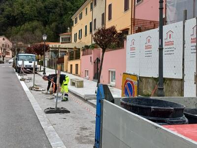 Seravezza, il restyling di piazza Carducci: sostituite le colonnine in marmo