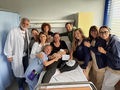 Al Versilia nasce bimbo di quasi cinque chili con parto spontaneo: evento raro gestito con successo dal team ostetrico