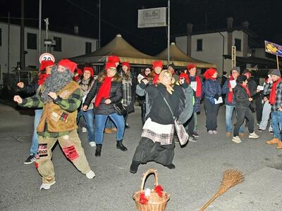 Folla record a Capezzano Pianore per l'arrivo della Befana. Grande successo per il tradizionale evento del locale Ccn