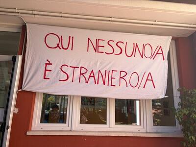 Massarosa, i consiglieri Bertolaccini, Lucchesi, Cima, Morelli, Dell’Innocenti e Coluccini: "Striscione politico all’ingresso della scuola: la scuola è di tutti, non di una parte"