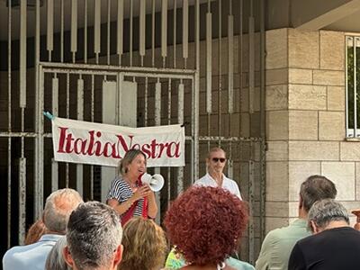 "Giù le mani dai nostri pini":  grande partecipazione al sit in di protesta davanti al comune di Viareggio sabato 1 agosto