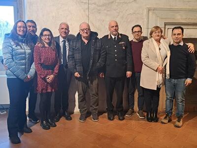 Seravezza: Cerimonia di saluto per il congedo di Pino Pigliacelli. Istituzioni e forze dell'ordine hanno festeggiato il Comandante dei Carabinieri