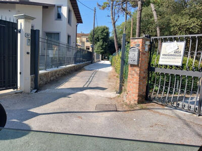 Italia Nostra Versilia: "Forte dei Marmi il sindaco fa togliere il cancello, però casi simili anche a Viareggio"