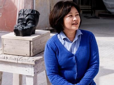 «C’È» – Le opere scultoree di Choi Yoon Sook alla Galleria Bellissima di Pietrasanta in una mostra personale che celebra la materia, il tempo e l’unicità dell’essere umano