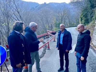 Stazzema: in corso sulla strada Provinciale di Arni 10  massiccia opera di asfaltatura per oltre 250mila euro fra le località di Iacco e Retignano