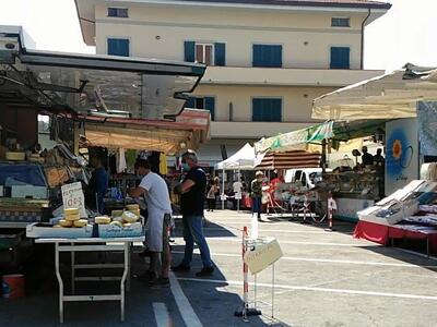 Nuovo piano del commercio ambulante con riduzione delle tariffe. intanto si lavora per un rilancio del mercato di Seravezza