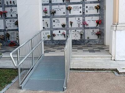 Seravezza: In funzione il montascale al cimitero di Querceta. Montata una pedana per l'abbattimento delle barriere architettoniche