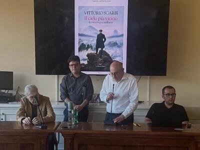 Sgarbi a Forte dei Marmi: il Giardino d'Inverno di Villa Bertelli gremito per "Il cielo più vicino"