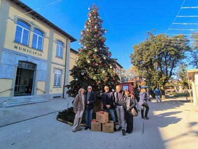 Forte dei Marmi: Pacchi natalizi per le famiglie in difficoltà. La categoria degli Ambulanti consegna il proprio gesto di solidarietà al Comune