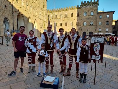Seravezza: la maestria degli sbandieratori del Palio dei Micci arriva in alto mare, per il Trofeo del Mediterraneo
