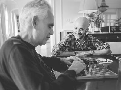 Andrea Bocelli alla Versiliana. Al Caffè una partita a scacchi con Roberto Mogranzini per raccontare una grande passione