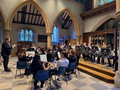 Dal mare alla musica: Villa Bertelli accoglie la Greenwich Youth Band