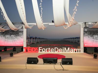 Si è conclusa la quarta edizione di TEDx Forte dei Marmi, sulla spiaggia sold out. Annunciato il tema 2027: "Timeless by Design" e la call for speakers aperta a designer, architetti e cantieri
