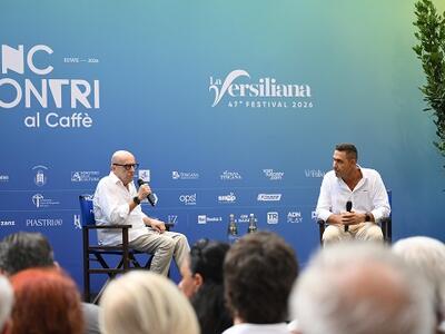 Vannacci alla Versiliana: platea gremita per l'intervista di Sallusti