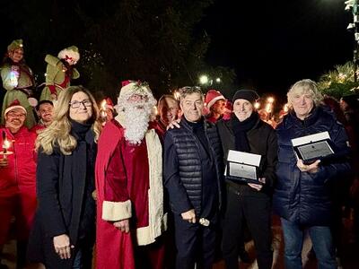 Forte dei Marmi celebra due storici bagnini: consegnate le targhe di riconoscimento durante l&#039;inaugurazione di &quot;Natale al Forte&quot;