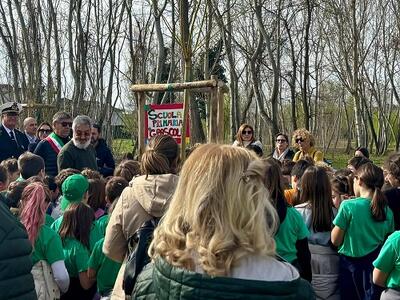 Cerimonia fortunale Brando, nato il 5 marzo, apre simbolicamente la piantumazione