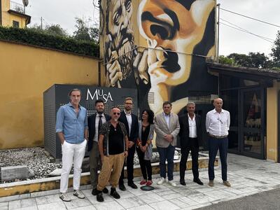 Pietrasanta: inaugurato il volto di Michelangelo che dà forma al suo David, al Musa la street art di RHD sulla Cabina Enel