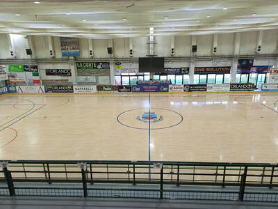 Palazzetto dello Sport di Forte dei Marmi, riqualificato il parquet: nuovo look per il campo da gioco