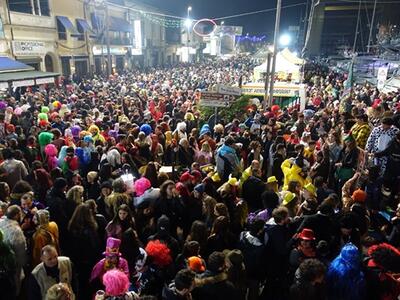 Il pesce sorridente nel manifesto del Carnevaldarsena 2026 opera del maestro carrista Carlo Lombardi: “La festa è qui”