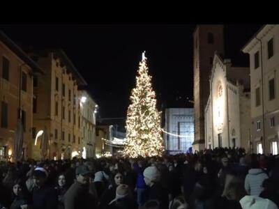 Aspettare la mezzanotte del Natale bevendo: la tradizione del Camel Ponce di Pietrasanta che quest’anno è finita nel sangue