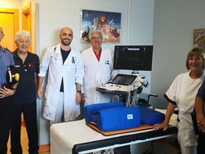 Ospedale Versilia, donato un posizionatore neonatale per l'ecografia delle anche: esami più rapidi, precisi e confortevoli per i piccoli pazienti
