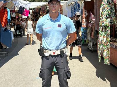 Bambino australiano si smarrisce al mercato del Forte: mezz'ora di paura per la famiglia prima del lieto fine