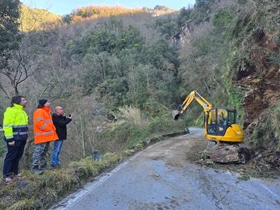 Frana sulla Provinciale 10 di Arni: viabilità interrotta per ore.    Isolate diverse frazioni di Stazzema   Il sindaco Verona: «Arteria che necessita di un investimento straordinario»