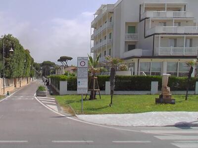 Giovane di 30 anni trovato morto a Marina di Pietrasanta: si indaga per scoprire identità e causa del decesso