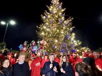 Un Natale che arriva dal mare: folla, emozione e tradizione per l&#039;inaugurazione di &quot;Natale al Forte 2025&quot;