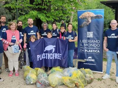 Giovani e giovanissimi al primo clean-up di PlasticFree a Pietrasanta