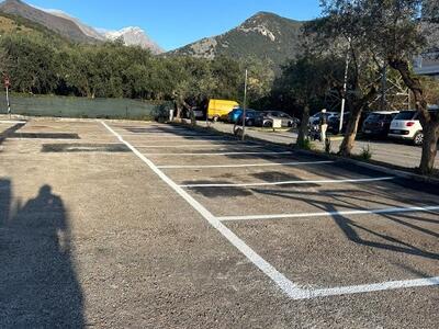 Seravezza: Nuovo parcheggio in via De Gasperi a Marzocchino. Realizzati 13 stalli, uno per disabili e quattro per ciclomotori