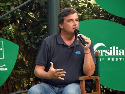 Il leader di Azione Carlo Calenda al Caffè de La Versiliana