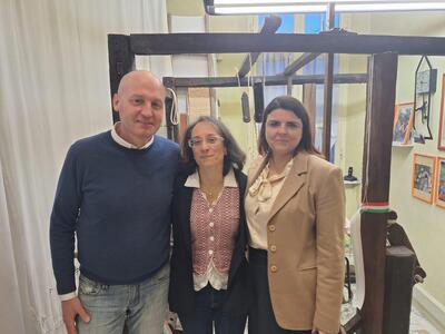 A Forte dei Marmi torna a vivere un antico telaio dell’Ottocento grazie a un’artista del tessuto fortemarmina