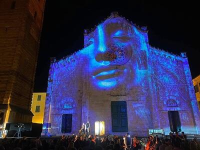 “Riaccendi il Sorriso….con Violetta” conquista Piazza Duomo a Pietrasanta mettendo in scena “La Traviata”
