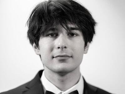 Prestigioso concerto di pianoforte a Villa Bertelli con il pianista australiano Adam Adov, domenica 21 giugno