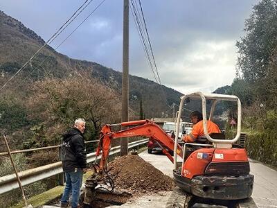 Camaiore: via all'ampliamento della rete di pubblica illuminazione a Casoli. Contemporaneamente partito anche l'intervento di potatura dei tigli subito fuori dal paese