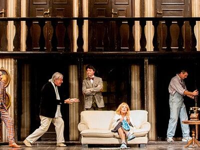 "Rumori fuori scena" al Teatro Comunale Pietrasanta, sabato 7 febbraio: nuovo sold out per la stagione firmata Fondazione Versiliana