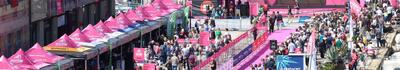 Viareggio in festa per il Giro d’Italia: folla in Darsena per la partenza della Carovana Rosa